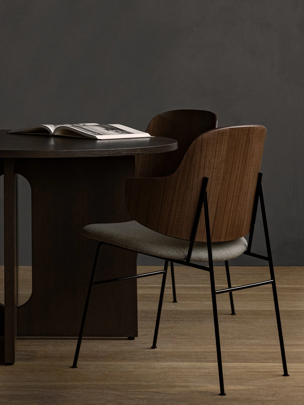 Sculptural Dining Chair with Organic Shell Design for Dining Room