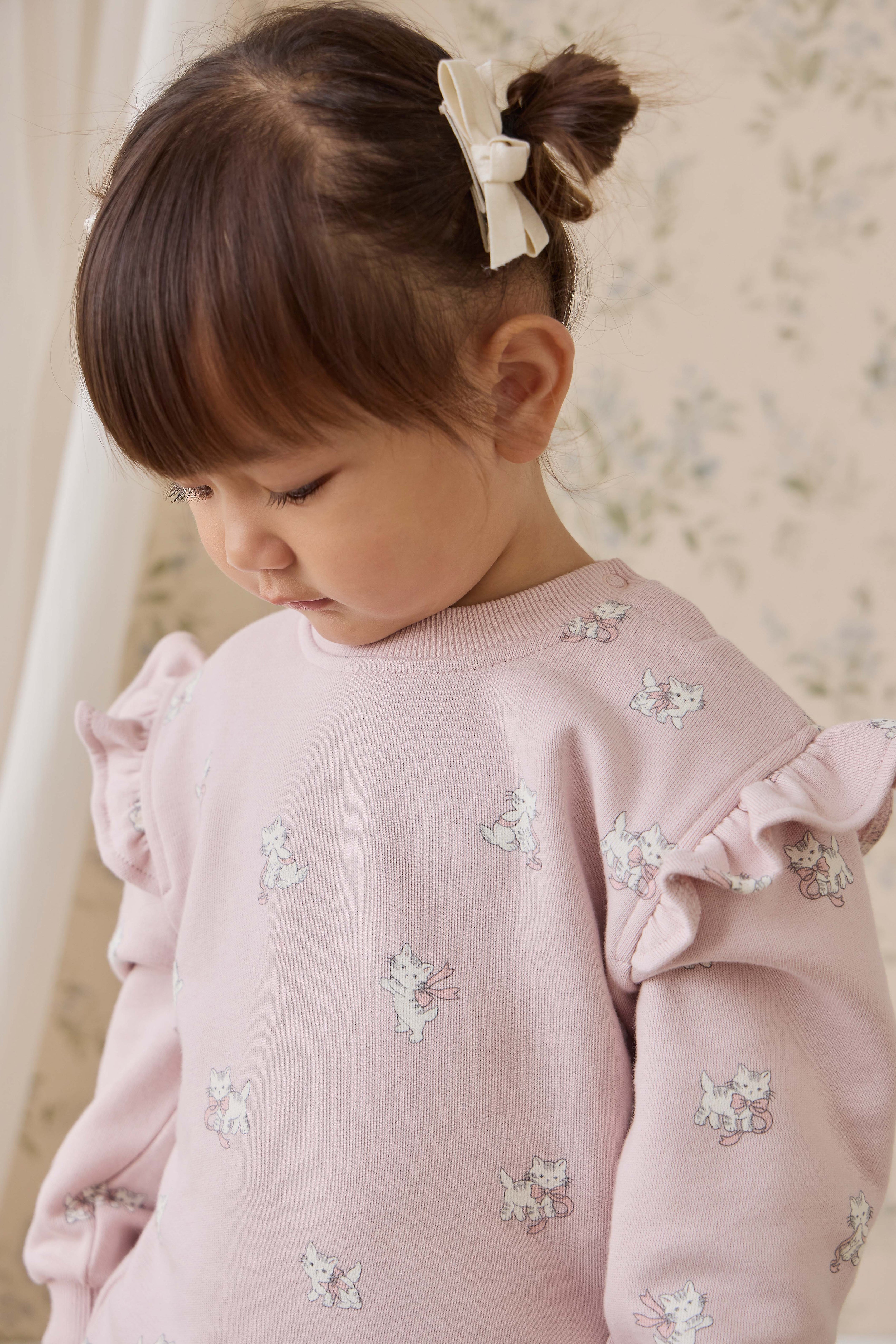 Sweet Mauve Bow Kitty Print Organic Cotton Sweatshirt with Ruffle Shoulder Detail for Girls Everyday Autumn-Winter (6M�C10Y)